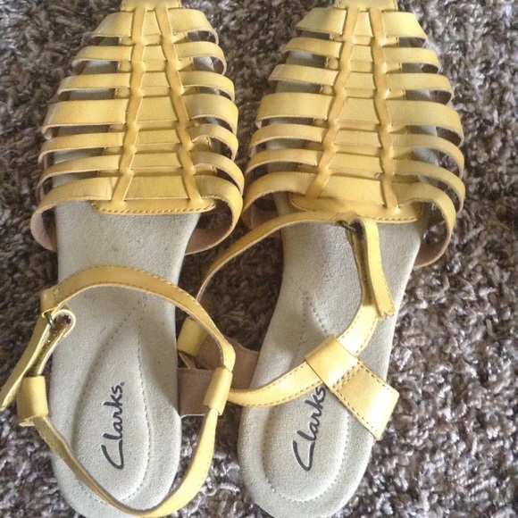 Clarks mustard color sandals - Picture 2 of 3